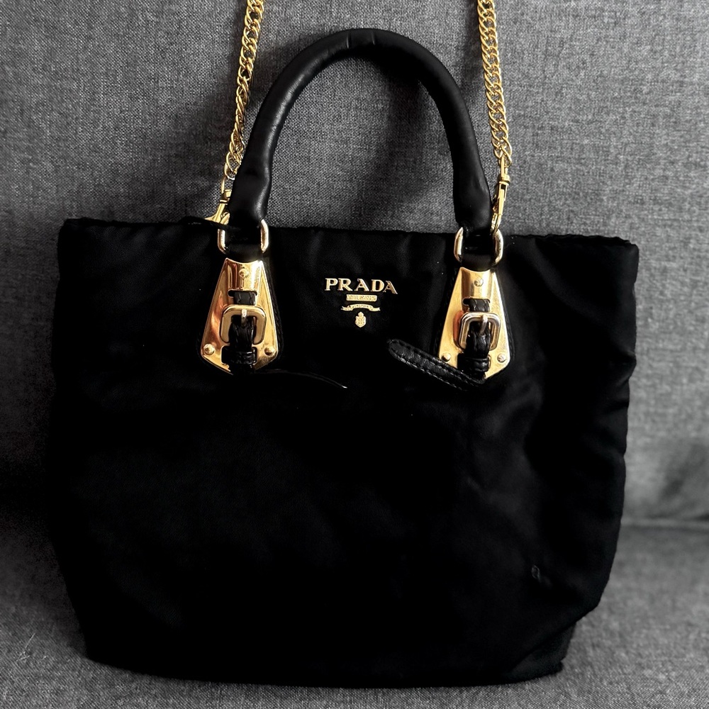 Prada mini crossbody black 
Original chain